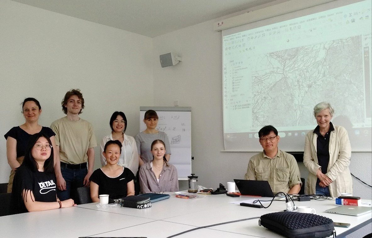 鄭安睎教授與「GIS與繪製東亞地圖之研究」課程學生 (2023年6月)