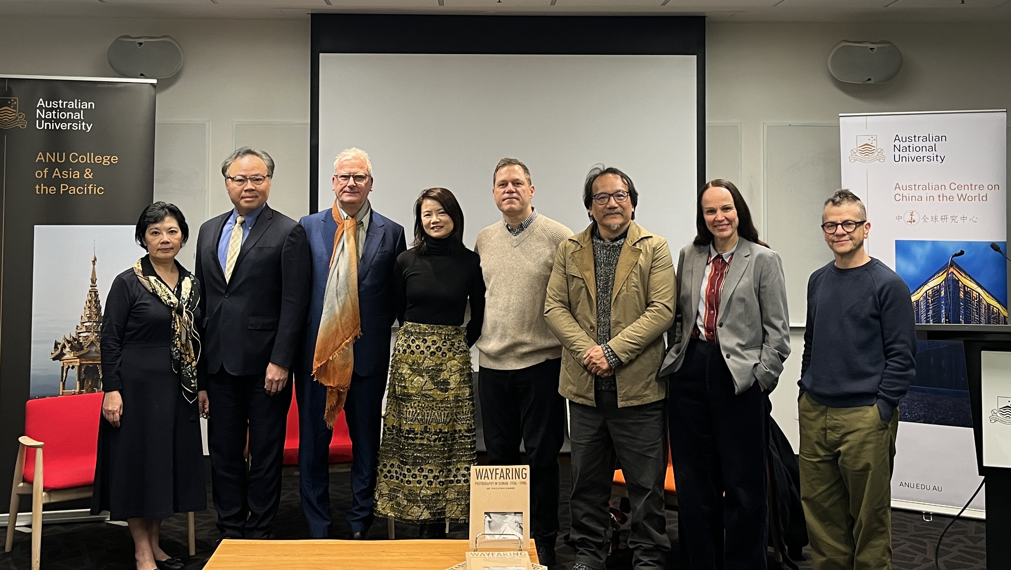 貴賓合影:本處教育組賴碧姬組長、張謙彥副參事、計畫主持人Benjamin Penny教授、本書編輯作者Shuxia Chen博士、Olivier Krischer博士、簡永彬攝影師暨策展人、澳洲國家美術館國際藝術首席策展人Magda Keaney、CIW藝廊主任Ari Heinrich教授 (由左至右)