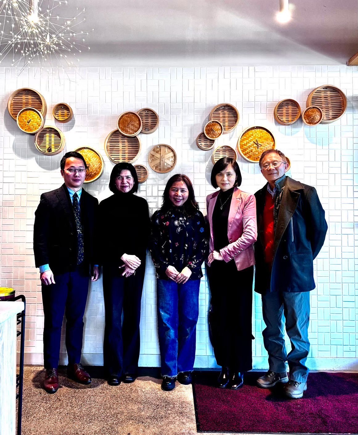 駐美代表處教育組周慧宜組長(右2)與喬治梅森大學現代與古典語言系張寬教授(右1)進行交流餐會