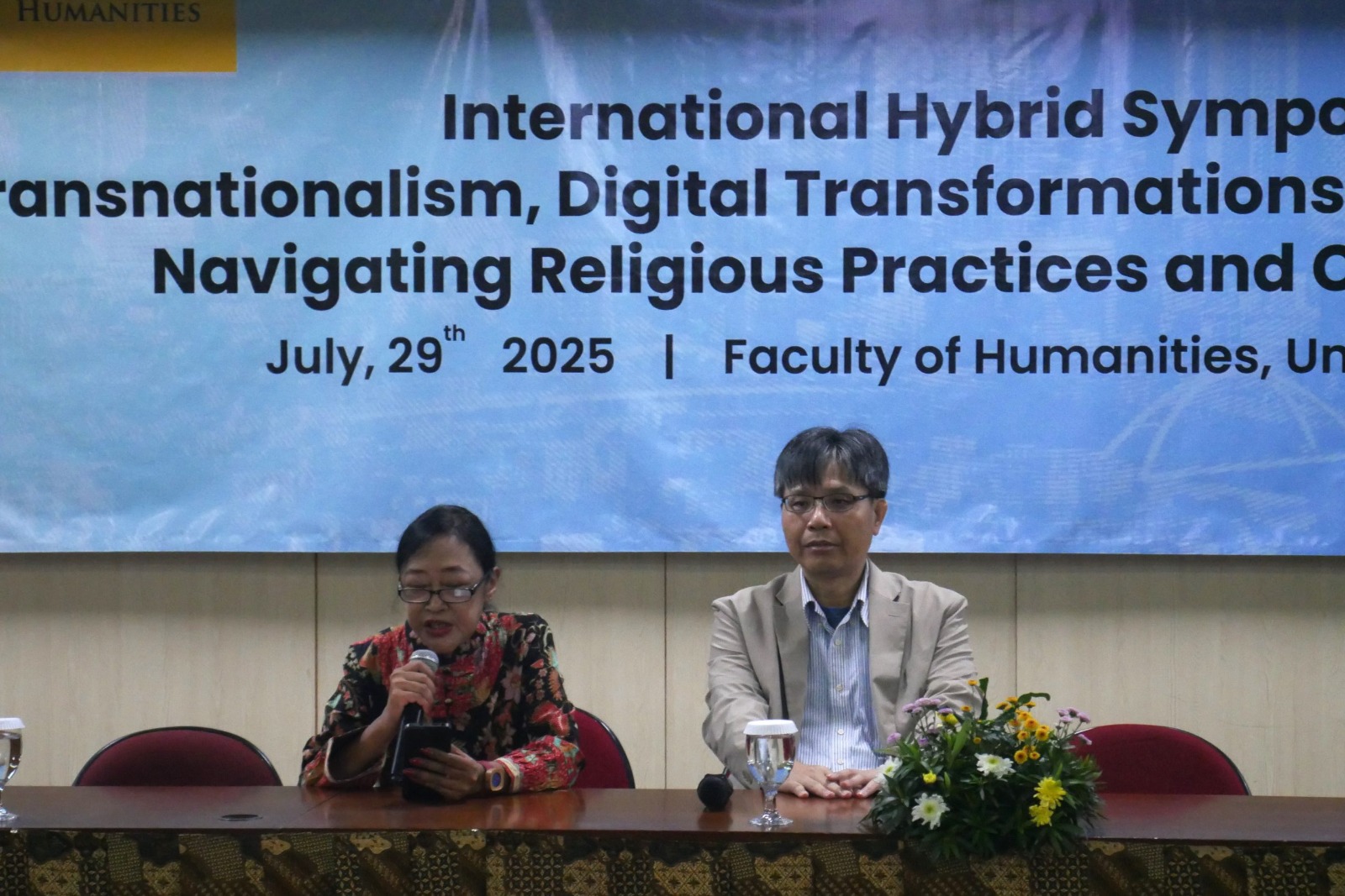 研討會主持人印尼大學人文學院Dr. Rahadjeng Pulungsari Hadi(左)與受邀主講人國立政治大學Dr. Thomas Syuan-yuan Chiou教授(右)
