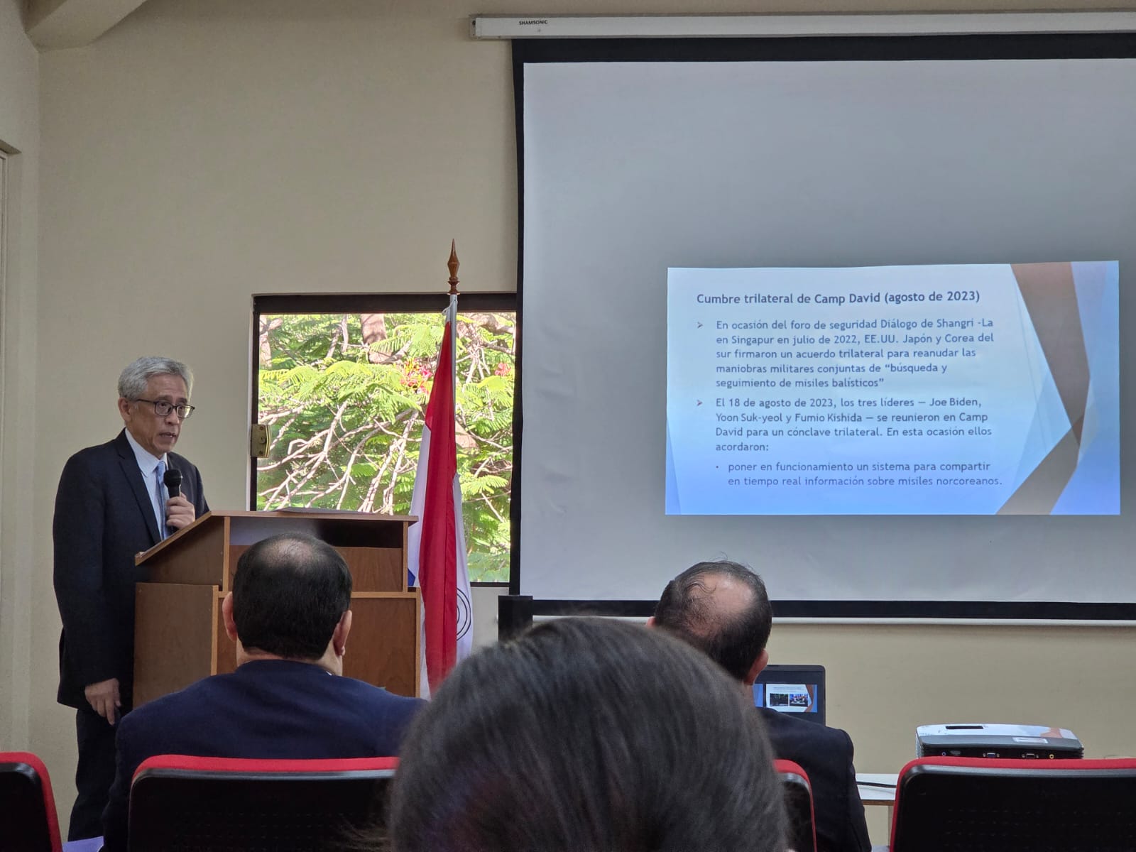 淡江大學宮國威副教授於巴拉圭國立亞松森大學的課堂上，向巴拉圭學生講解臺灣民主進程。