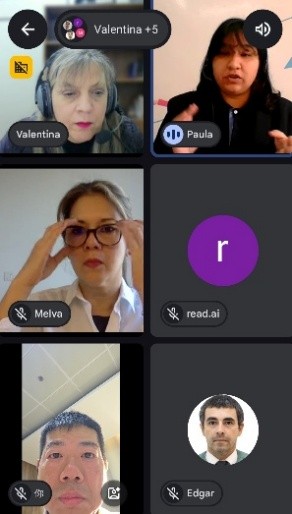 學生Paula Carolina Romero Díaz 正在向面試委員們闡述她的論文 「雙語與多語教育策略」